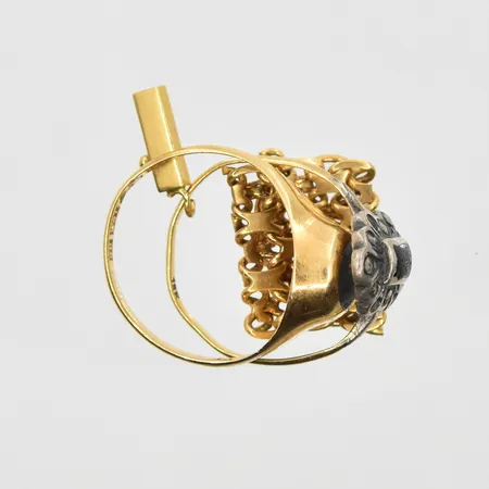 Diverse defekt guld samt infattad metalldel, 18K. Vikt: 5,4 g
