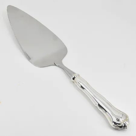 Tårtspade Chippendale längd 24½cm, del i rostfritt stål, skaft i silver, tillverkad X8/1948, graverade initialer på skaft, delvis missfärgad, silver 830/1000. Vikt: 65,8 g