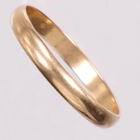 Ring slät stl 22¼ bredd 3,3mm, gravyr, 18K Vikt: 2,9 g