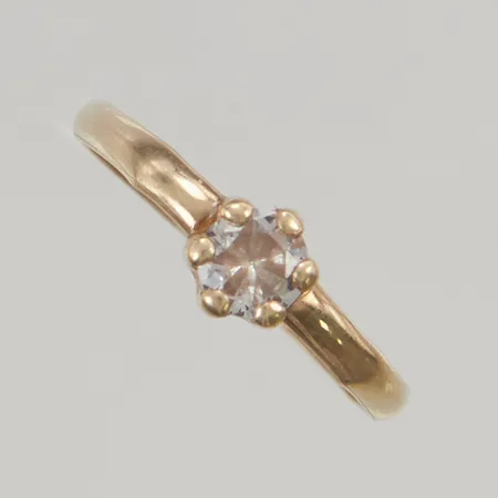 Ring med vit sten, defekt, 9K 0,7g.