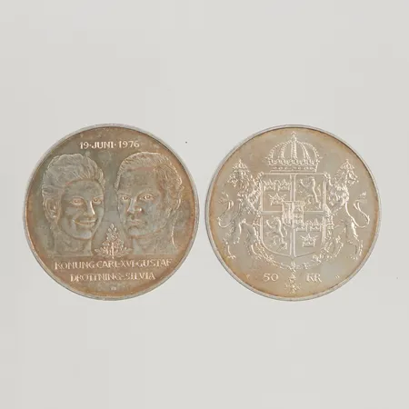2 Jubileumsmynt Kungabröllopet 19 juni 1976 Konung Carl XVI Gustav och Drottning Silvia, Ø36mm, nominellt värde 50kr, 925/1000 Silver 53,9g.