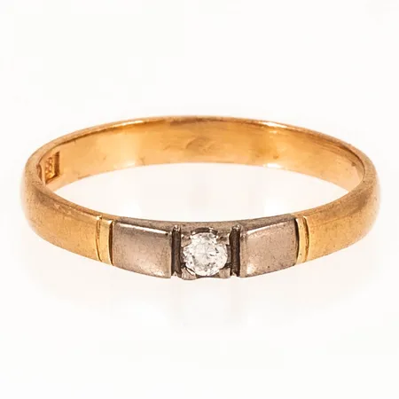 Ring med vit sten stl:18½ bredd 2,8-3mm, gravyr, nött sten, 18K 2,5g. 
