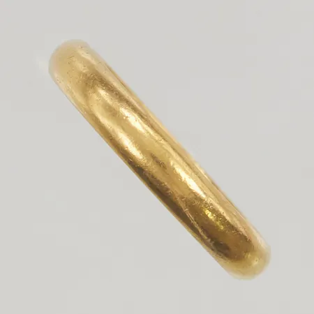 Ring stl:19 bredd 4mm gravyr 23K 7,8g.