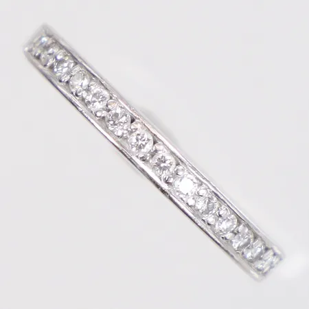Ring i vitguld med diamanter 15xca0,015 stl:15½ bredd 2mm gravyr, Schalin 18K Vikt: 3,4 g