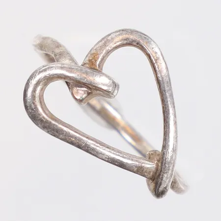 Ring, stl:19¼, bredd 2-14mm, 925/1000 silver Vikt: 2,8 g