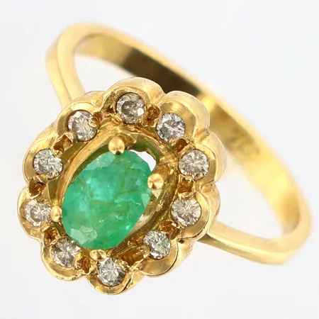 Ring med smaragd bredd: 4-6mm samt diamanter 10 x ca 0,02ct, stl: 17, bredd: 2-13mm, 18K Vikt: 4 g