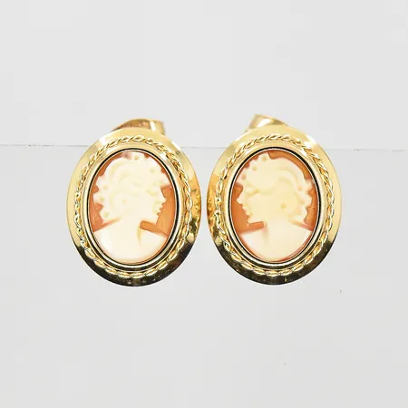 Örhängen med kamé längd 13mm, bredd 11mm, 18K. Vikt: 2 g
