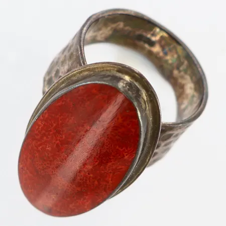 Ring med röd sten stl: 18, bredd: 7-31mm, 830/1000 silver Vikt: 12,6 g