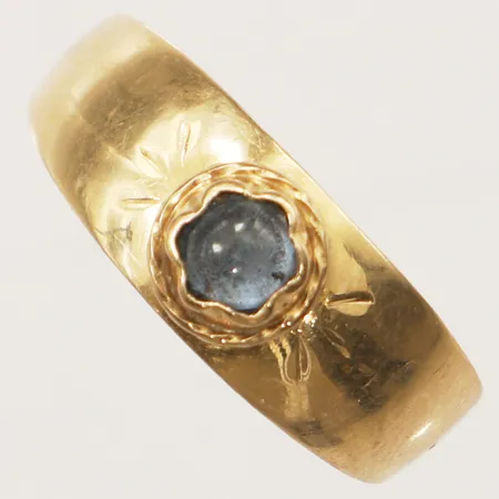 Ring med blå sten stl:18¾ bredd 8,2mm, omgjord, gravyr 18K Vikt: 5,6 g