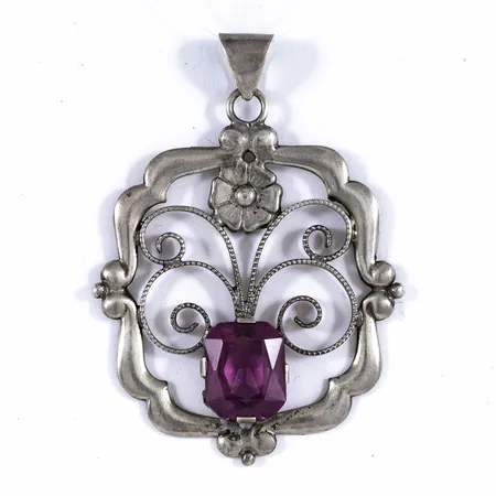 Hänge från 1947 med en lila sten. Längd 48,6 mm bredd 35,8 mm silver 6,6g 830/1000.