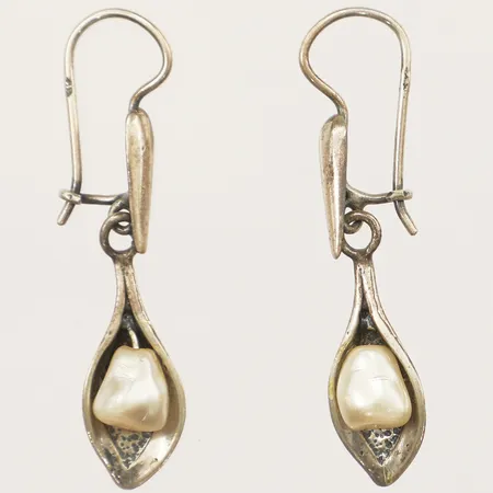Ett par örhängen med barocka pärlor, längd 40mm bredd 8,8mm silver  Vikt: 4,1 g