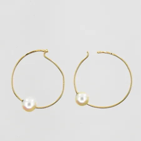 Örhängen med odlade pärlor Ø5mm, bredd 1mm, 18K. Vikt: 0,8 g