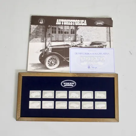 12st plaketter i silver 925/1000, De historiska Volvobilarna, plaketthållare, äkthetsintyg, box, samt bok om Volvos autohistoria medföljer, vikt: 226,18g.