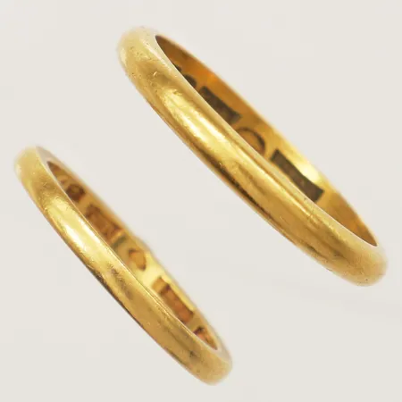 Två ringar släta stl:18½+22 gravyr 23K Vikt: 12,1 g