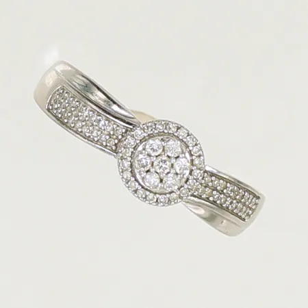 Ring vitguld med 42 diamanter ca 0,18ct totalt, stl 17½ bredd 2-6,5mm, Guldfynd, 18K 2,6g