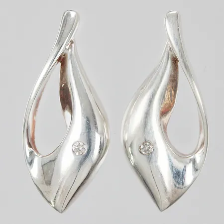 Ett par örhängen med liten vit sten längd: ca 2cm bredd: ca 2-10mm en stoppers saknas 925/1000 silver  Vikt: 2,8 g