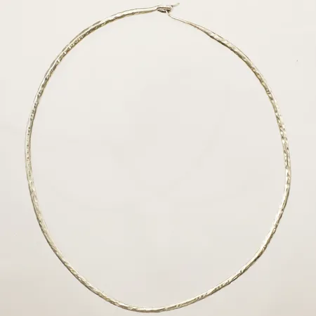 Collier stelt med hamrad dekor Atelje Anita G. Grefberg Ø38cm, bredd 3mm små sprickor silver 830/1000 Vikt: 28,2 g