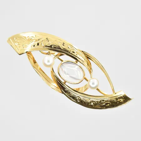 Brosch med vit sten samt pärlor, längd 43mm, bredd 14mm, 18K. Vikt: 3,1 g