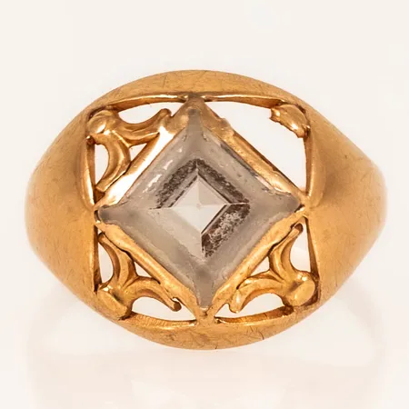 Ring med vit sten, ojämn skena, saknar delar av dekor, repig sten, 18K 3,6g. 