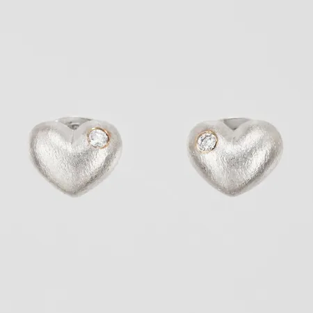 Ett par örhängen Ole Lynggaard hjärtan vitguld med diamanter ca 2x0,02ct Ø ca 8mm, 18K Vikt: 3,4 g