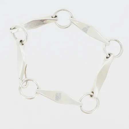 Armband Sören Borup Danmark längd 19,5cm, bredd 7,5-13mm, silver 925/1000 Vikt: 27,4 g