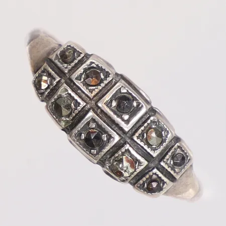 Ring i silver med markasiter stl:17½ bredd 2-7mm silver 830/1000 Vikt: 2 g