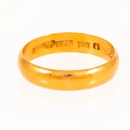 Ring stl:19 bredd 4,6 mm 4,8g 23K. Gravyr.