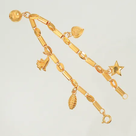 Armband med 5 berlocker, längd ca 19,5cm, bredd 3-15mm, 21K, 10g Vikt: 10 g
