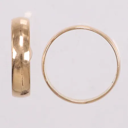 Ett par släta ringar stl 18½ bredd 4,7mm, gravyr, 18K Vikt: 7 g
