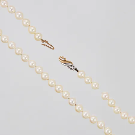 Pärlcollier med odlade saltvattenspärlor längd: ca 69cm Ø ca 7,1-7,4mm trasigt/behöver träs om lås vitguld/gultguld 18K bruttovikt 46,3g Vikt: 46,3 g