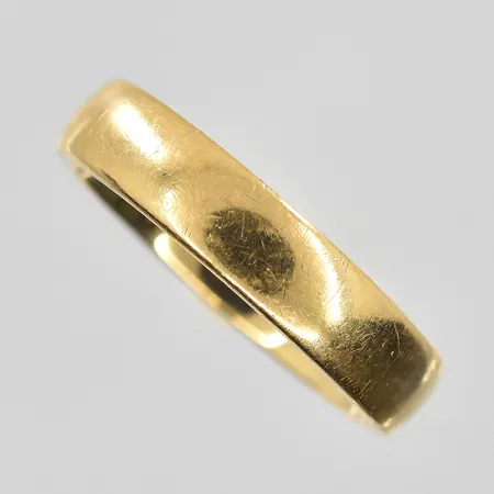 Ring Schalin stl:19¾, bredd 5mm, gravyr, 18K. Vikt: 9 g