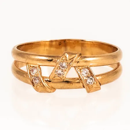 Ring doserad med vita stenar stl:20¾ bredd 4,5-9mm, 18K 5,1g. 