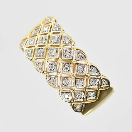 Ring med diamanter 0,12ctv GFAB, stl:17¾, bredd 3-9mm, 18K. Vikt: 3,9 g