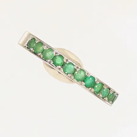 Ring vitguld med gröna stenar, stl 18 bredd 3mm, sliten, 18K 3,5g