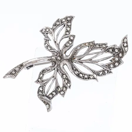 Brosch löv med markasiter 52x40mm, två stenar saknas, silver 9,5g. 