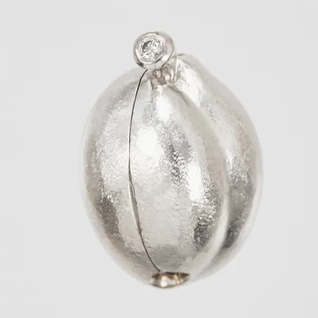 Lås Ole Lynggaard vitguld med diamant ca 1x0,02ct längd: ca 1,9cm bredd: ca 11mm, 18K Vikt: 6,3 g