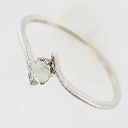 Ring med vit sten stl:16 bredd 1-5mm silver 830/1000 Vikt: 0,9 g