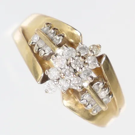 Ring med diamanter 24xca0,01-0,03ct stl:18½ bredd 2-10mm 10K Vikt: 3,9 g
