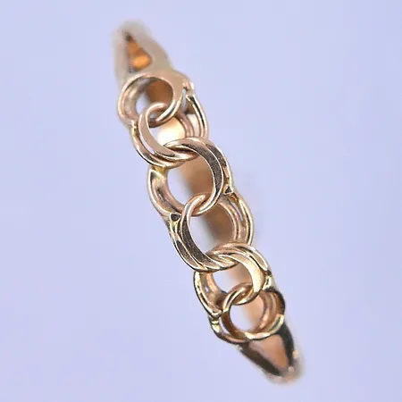 Ring Bismarck stl:19¼, bredd 2-4 mm 18K. Vikt: 1,1 g