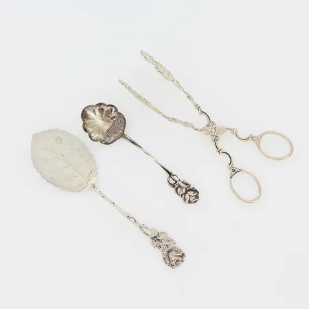 2 serveringsbestick 11cm samt 14cm, 1 pralintång 14cm, smärre skevheter, silver 830/1000 Vikt: 55 g