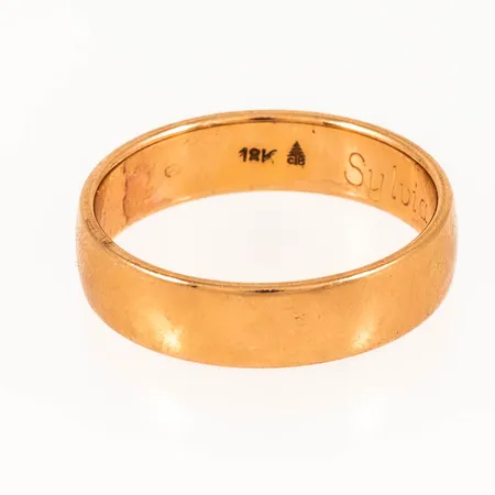 Slät ring stl:18½ bredd 5,1 mm 5,4g 18K. Gravyr.