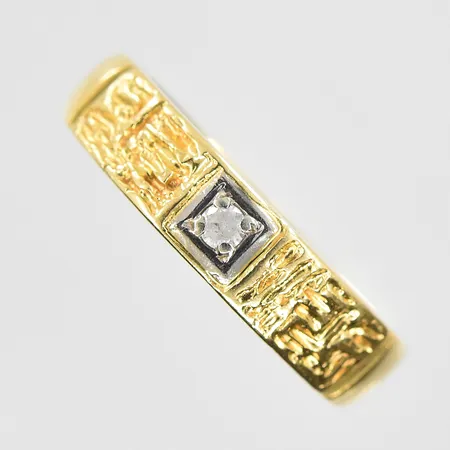Ring med vit sten stl:19¼, bredd 4mm, sliten sten, gulguld/vitguld, 18K. Vikt: 4,6 g