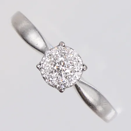 Ring i vitguld med diamanter 1xca0,05ct samt 8xca0,02ct stl:19 bredd 2-6mm GHA 18K Vikt: 3,8 g
