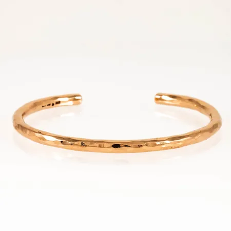 Hamrat stelt armband innermått 14,5 cm + 2,5 cm´s öppning- passar dig som drar 18,5 - 19 cm på ett vanligt armband. Bredd 4 mm. Stämplat GIU (Guldsmedjan i Umeå), Umeås stadsstämpel, 18K. Oläslig årsstämpel. 29,4g 18K.