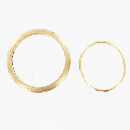 2 ringar, defekter, gravyrer, 18K. Vikt: 9,4 g