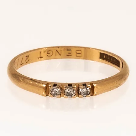 Ring med 3 x 0,02ct briljantslipade diamanter stl:16¾ bredd 2mm, stenstorlek 0,06ct ingraverat, stämplad P10 (1989), ALTON, Falköping, kattfot, gravyr, 18K 1,3g. 