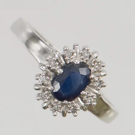Ring safir ca 0,50ct samt diamanter totalt ca 0,05ctv, stl:17 bredd 2-11mm vitguld 18K 3,2g.