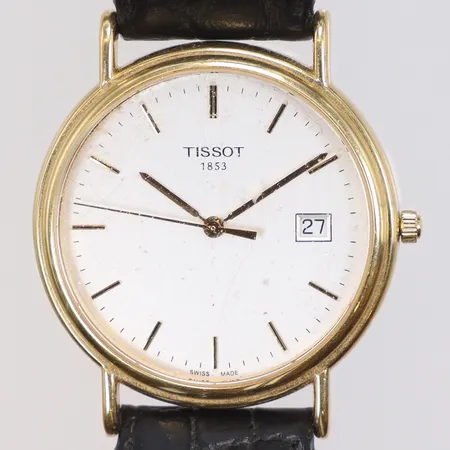 Herrur Tissot, Ø34mm, quartz, datum, något repigt glas, gravyr, slitet läderband, 18K i boett Vikt: 36,7 g