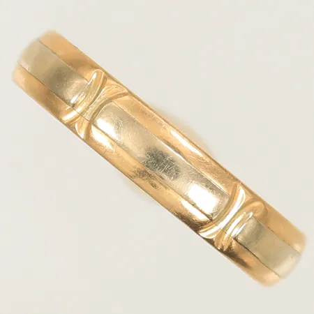 Ring tvåfärgad stl 21, bredd 5mm, gravyr, något skev skena, 18K, 4,6g Vikt: 4,6 g