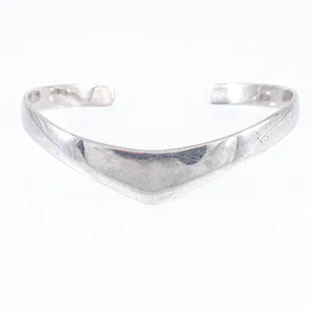 Stelt armband Guldfynd innermått ca 17,5cm (öppning ca 2,5cm) bredd 5,5-12,5mm, silver 925/1000 16,1g. 